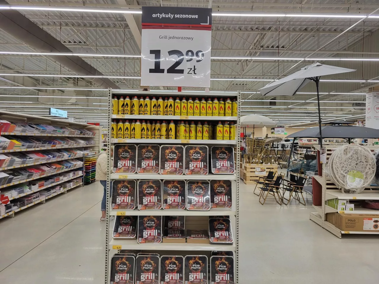 &lt;p&gt;W wielu sklepach przygotowano się już na sezon grillowy - na zdjęciu ekspozycja w Auchanie w Łomiankach.&lt;/p&gt;