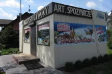 &lt;p&gt;Sklepik wiejski w Gorzewie k/ Łodzi, źródło: Archiwum Wiadomości Handlowych (fot. Konrad Kaszuba)&lt;/p&gt;