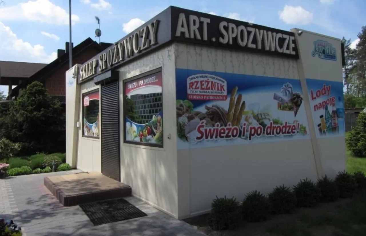 &lt;p&gt;Sklepik wiejski w Gorzewie k/ Łodzi, źródło: Archiwum Wiadomości Handlowych (fot. Konrad Kaszuba)&lt;/p&gt;