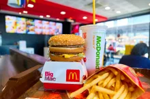 Komu przysługuje darmowy posiłek w McDonald‘s? (fot. Shutterstock)