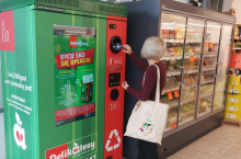 &lt;p&gt;Delikatesy Centrum testują w sklepach butelkomaty, fot. Grupa Eurocash&lt;/p&gt;