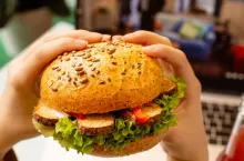 &lt;p&gt;Burger wegański serwowany w restauracji ”Krowarzywa”&lt;/p&gt;