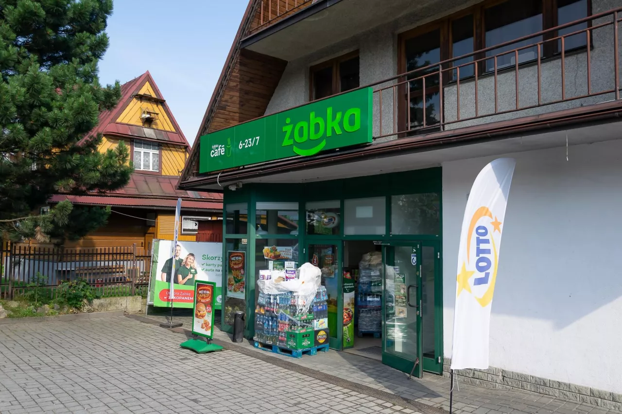 &lt;p&gt;Sklep Żabka w Zakopanem (fot. Krzysztof Bubel/Shutterstock)&lt;/p&gt;