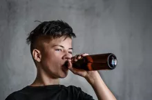 &lt;p&gt;Między 1995 a 2024 rokiem odsetek młodzieży w wieku 15-16 lat, która kiedykolwiek w życiu piła alkohol, spadł o ponad 20 proc.&lt;/p&gt;