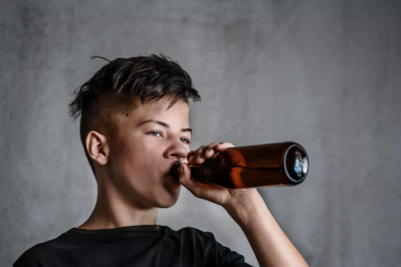 &lt;p&gt;Między 1995 a 2024 rokiem odsetek młodzieży w wieku 15-16 lat, która kiedykolwiek w życiu piła alkohol, spadł o ponad 20 proc.&lt;/p&gt;