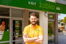 &lt;p&gt;Tak wygląda prowadzenie sezonowego sklepu Żabki. „Tu wszystko dzieje się szybciej”&lt;/p&gt;