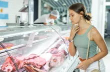 Inspektorzy wykryli przypadki fałszowania żywności (fot. Shutterstock)