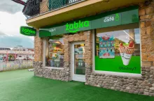 &lt;p&gt;Żabka wchodzi tam, gdzie inni odpuścili. Przejmuje lokale po Społem i Tesco&lt;/p&gt;