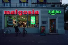 Historyczny neon ”Małgosia” znów świeci na Żoliborzu