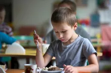 Zatrucie ołowiem w przedszkolu Peixin. Ponad 200 dzieci poszkodowanych (fot. Shutterstock)