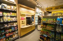&lt;p&gt;1 Minute, koncept sklepu convenience Lagardère Travel Retail, jest wyposażpny w kawomat&lt;/p&gt;