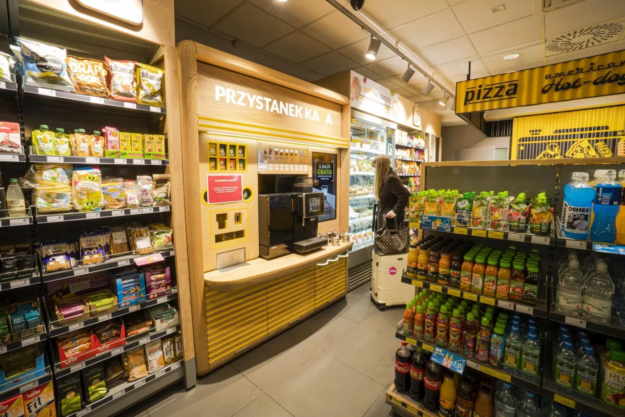 &lt;p&gt;1 Minute, koncept sklepu convenience Lagardère Travel Retail, jest wyposażpny w kawomat&lt;/p&gt;