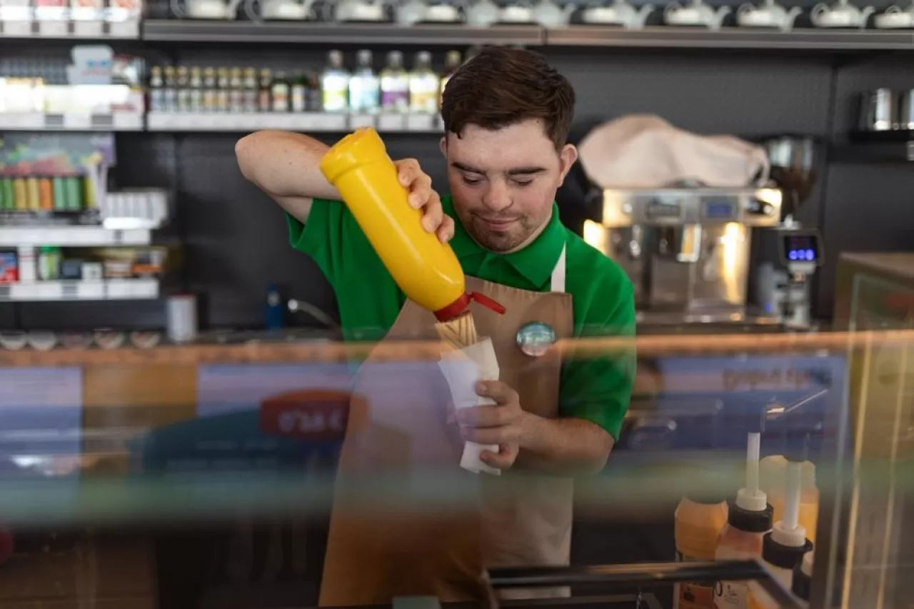 &lt;p&gt;Hot-dog jest jedną z najczęściej kupowanych przekąsek na stacji paliw i w małych sklepach &lt;/p&gt;