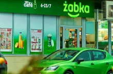 &lt;p&gt;Auto na start w Żabce – dla kogo, jakie modele i ile to kosztuje? (fot. Żabka Polska)&lt;/p&gt;