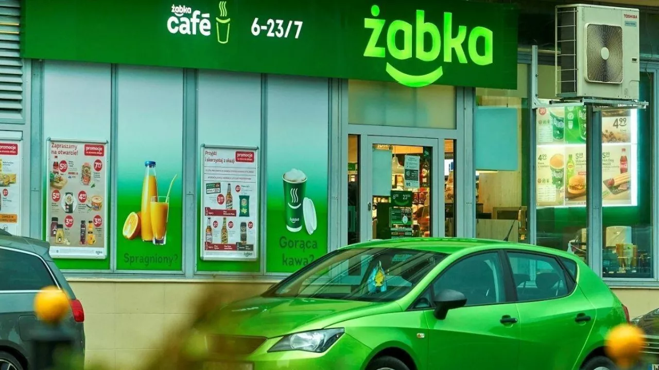 &lt;p&gt;Auto na start w Żabce – dla kogo, jakie modele i ile to kosztuje? (fot. Żabka Polska)&lt;/p&gt;