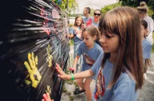 &lt;p&gt;Fundacja Muszkieterów, działająca przy Grupie Muszkieterów, która zarządza sieciami Intermarché i Bricomarché, od lat organizuje kolonie dla dzieci&lt;/p&gt;