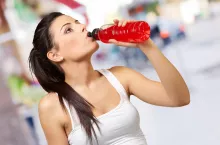 99 - w tylu krajach i mniejszych terytoriach na świecie obowiązuje obecnie podatek cukrowy od napojów (fot. Shutterstock)