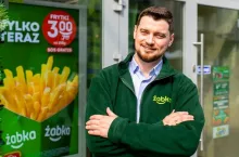 &lt;p&gt;Żabka tworzy nową funkcję w sieci – Konsultant ds. Wsparcia Obcokrajowców. Został nim Artem Pisariev (fot. Żabka Polska)&lt;/p&gt;