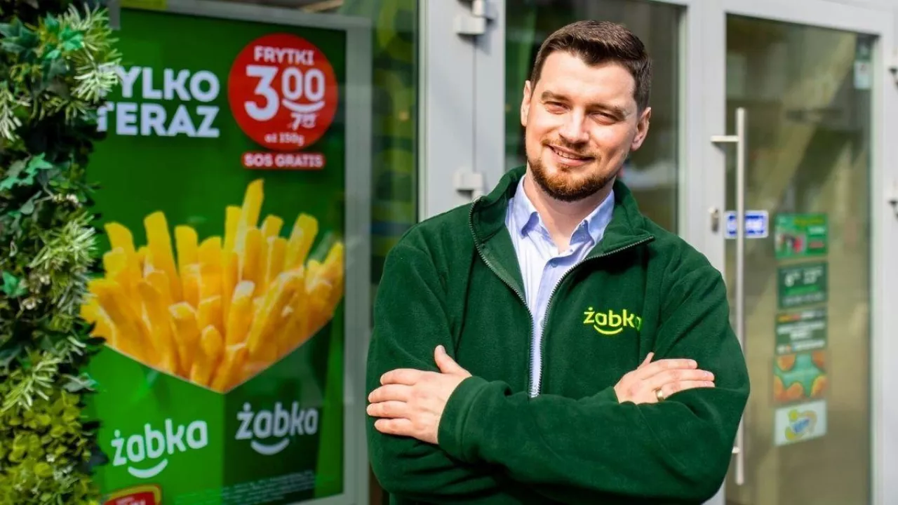 &lt;p&gt;Żabka tworzy nową funkcję w sieci – Konsultant ds. Wsparcia Obcokrajowców. Został nim Artem Pisariev (fot. Żabka Polska)&lt;/p&gt;