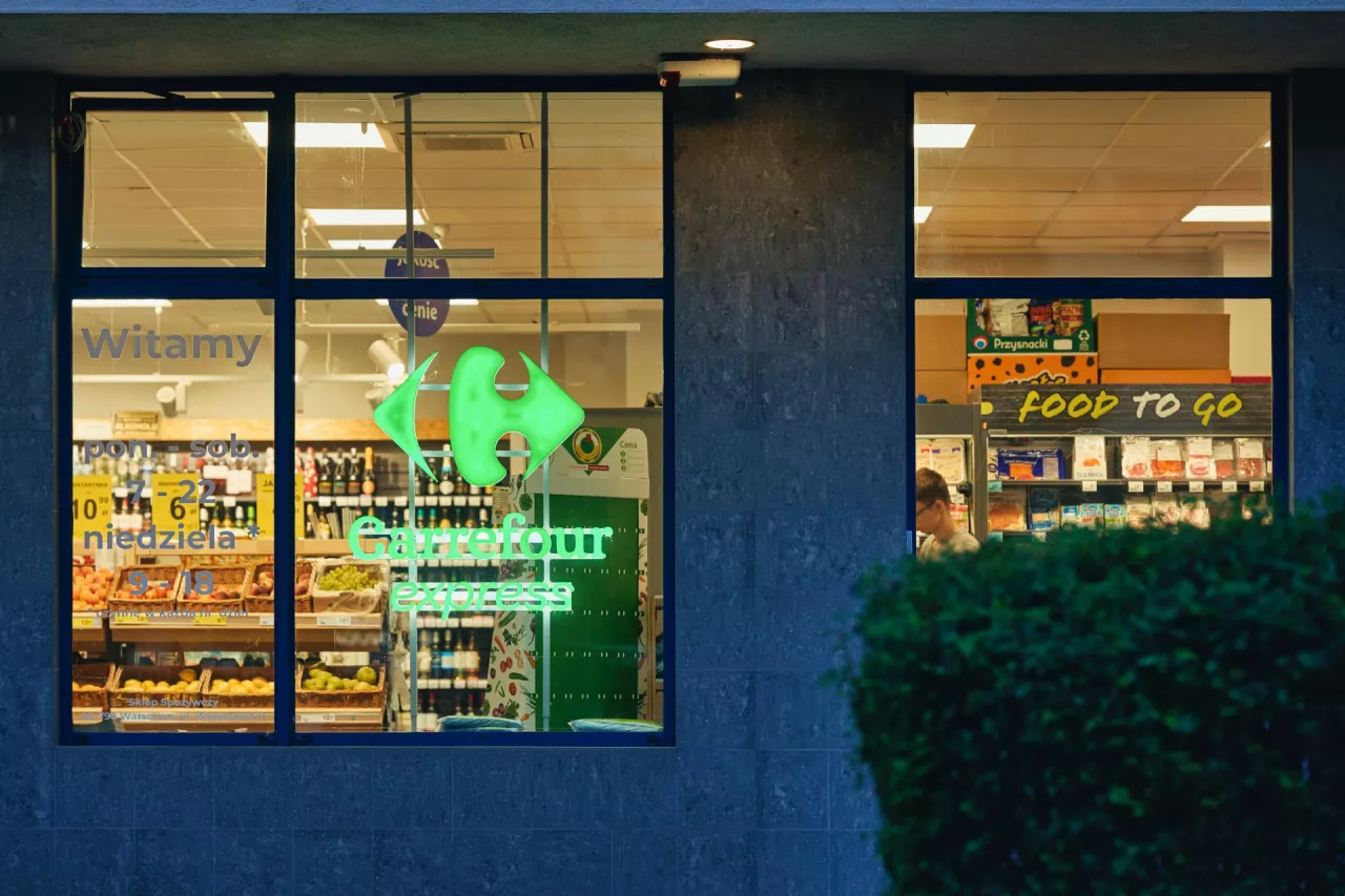 &lt;p&gt;Sieć Carrefour szuka chętnego na sklepy, w tym te działające we franczyzie pod szyldami Carrefour Market, Carrefour Express czy Globi. Do kogo trafią te szyldy?&lt;/p&gt;