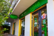 &lt;p&gt;Przychód miesięczny w Żabce. Ile wynosi w 2025 roku?(fot. Żabka Polska)&lt;/p&gt;