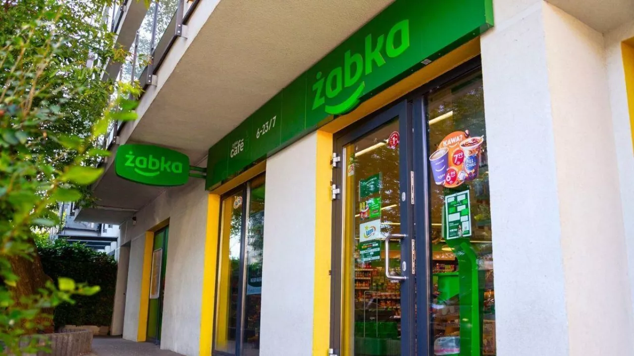 &lt;p&gt;Przychód miesięczny w Żabce. Ile wynosi w 2025 roku?(fot. Żabka Polska)&lt;/p&gt;