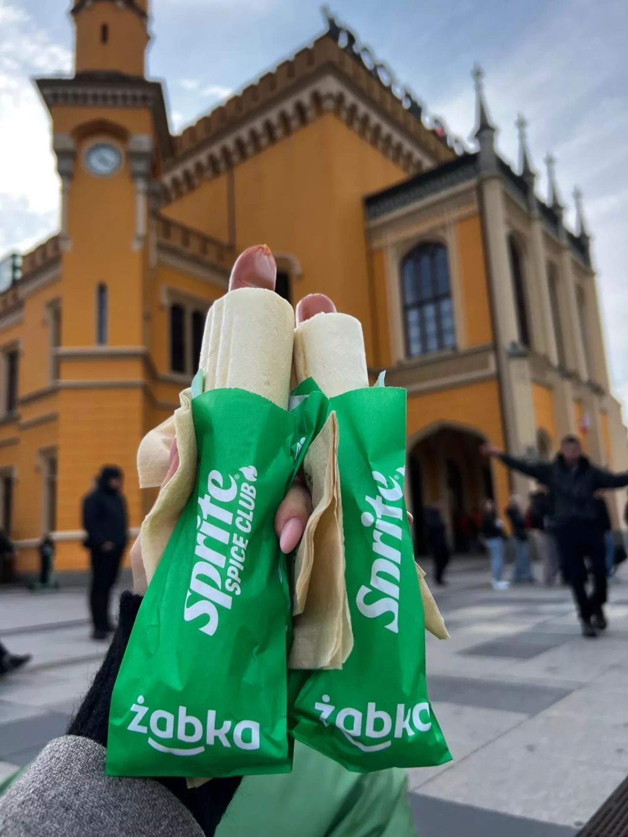&lt;p&gt;W Żabkach można spróbować hot dogów z limitowanym sosem Sprite Spice Club&lt;/p&gt;