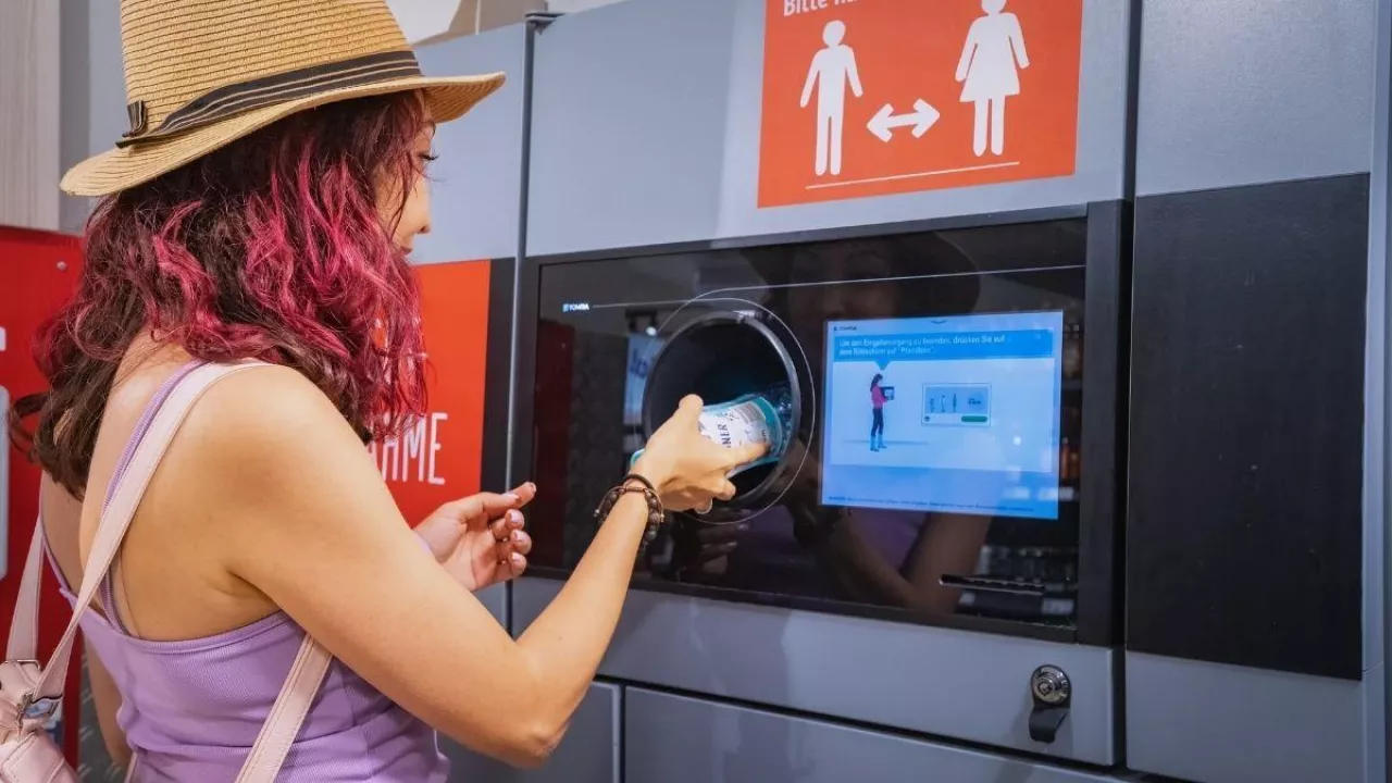 <p>System kaucyjny lepiej działa w małych miastach. Co to oznacza dla właścicieli sklepów? - (fot. Shutterstock)</p>