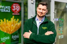 &lt;p&gt;Franczyza w Żabce – sprawdzamy koszty na start oraz prowadzenia sklepu co miesiąc (fot. Żabka Polska)&lt;/p&gt;