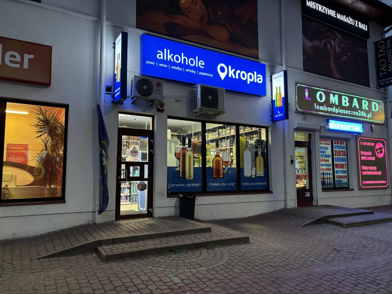 &lt;p&gt;Sieci franczyzowe sieci Kropla mają bordowe logo, natomiast własne niebieskie&lt;/p&gt;