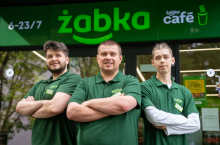 &lt;p&gt;Franczyzobiorca Żabki Daniel Powierża (w środku) z częścią zespołu&lt;/p&gt;