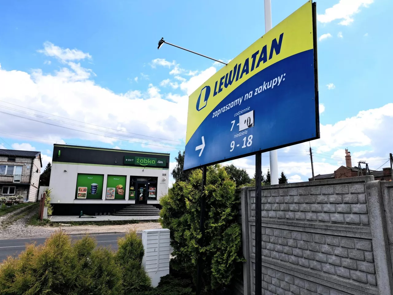 &lt;p&gt;Reklama zewnętrzna może przybierać różne formy – od niewielkich szyldów po wielkoformatowe reklamy na billboardach&lt;/p&gt;