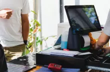 &lt;p&gt;40 tys. małych sklepów i hurtowni tonie w długach. Co dobija mały handel? (fot. Canva)&lt;/p&gt;