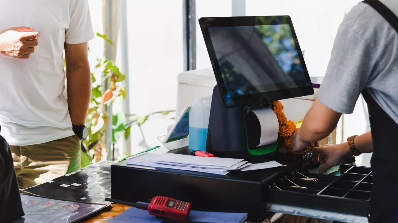 &lt;p&gt;40 tys. małych sklepów i hurtowni tonie w długach. Co dobija mały handel? (fot. Canva)&lt;/p&gt;