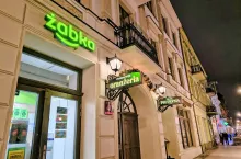 <p>Ulica Piotrkowska w Łodzi jest jednym z traktów, które wyróżniają się wysokim nasyceniem Żabkami</p>