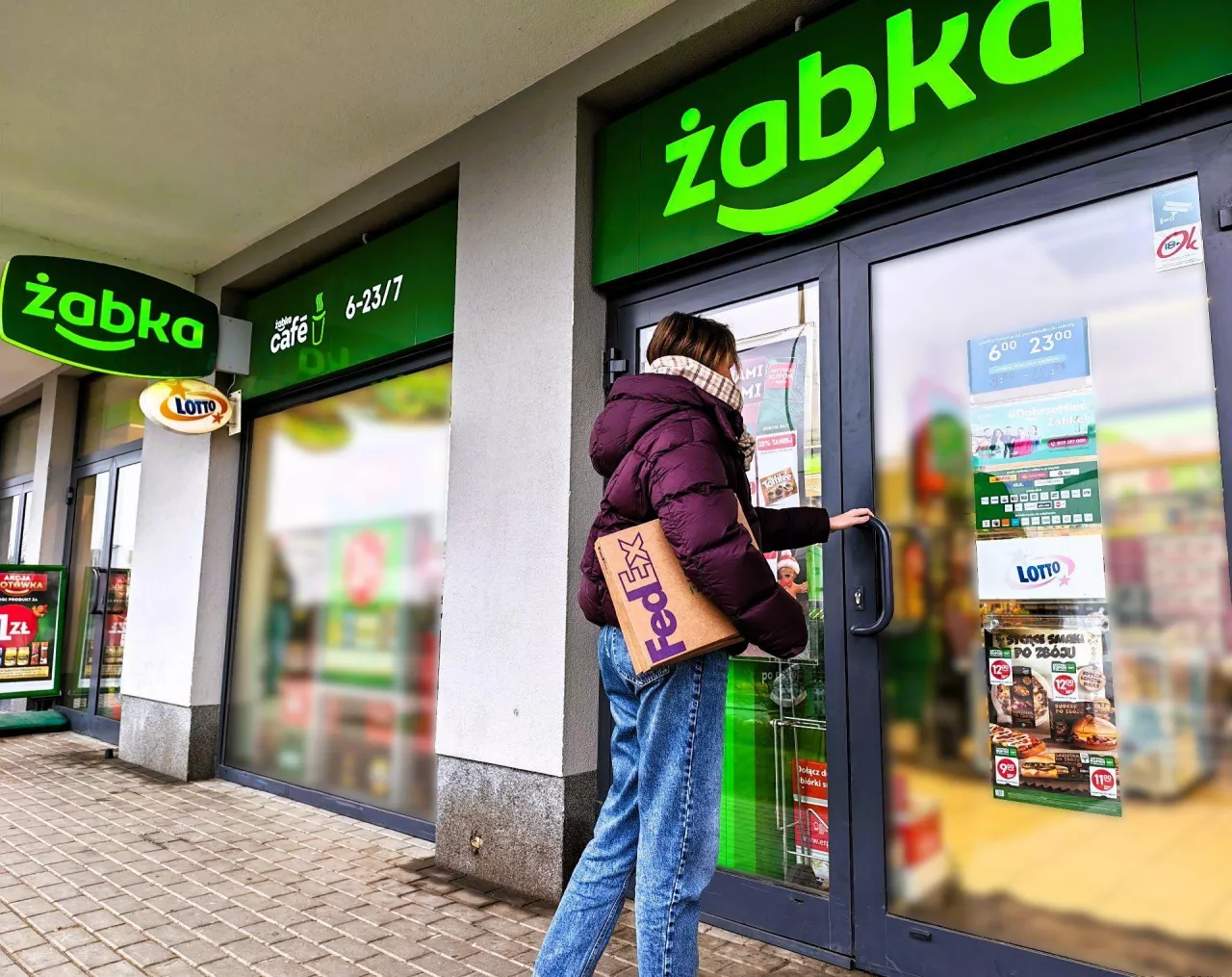 <p>FedEx i Żabka łączą siły oferując punkty odbioru przesyłek</p>