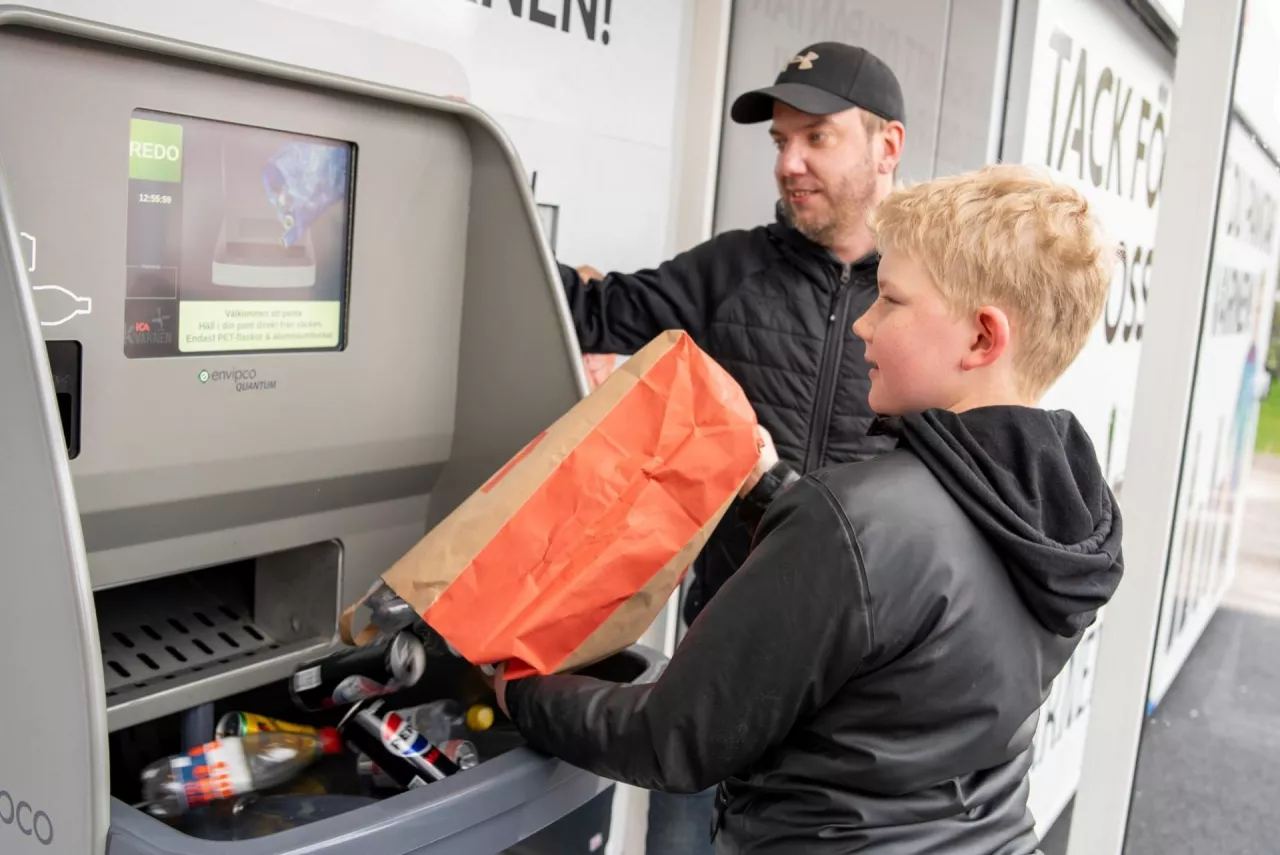 <p>W sklepach wielkopowierzchniowych dominuje zbiórka automatyczna opakowań kaucyjnych</p>