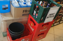 <p>Ręczne zwracanie butelek w sklepie </p>