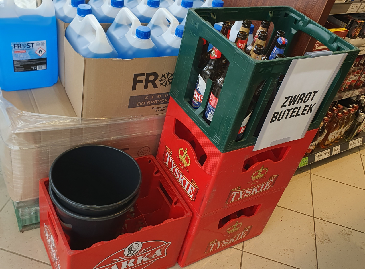 <p>Ręczne zwracanie butelek w sklepie </p>