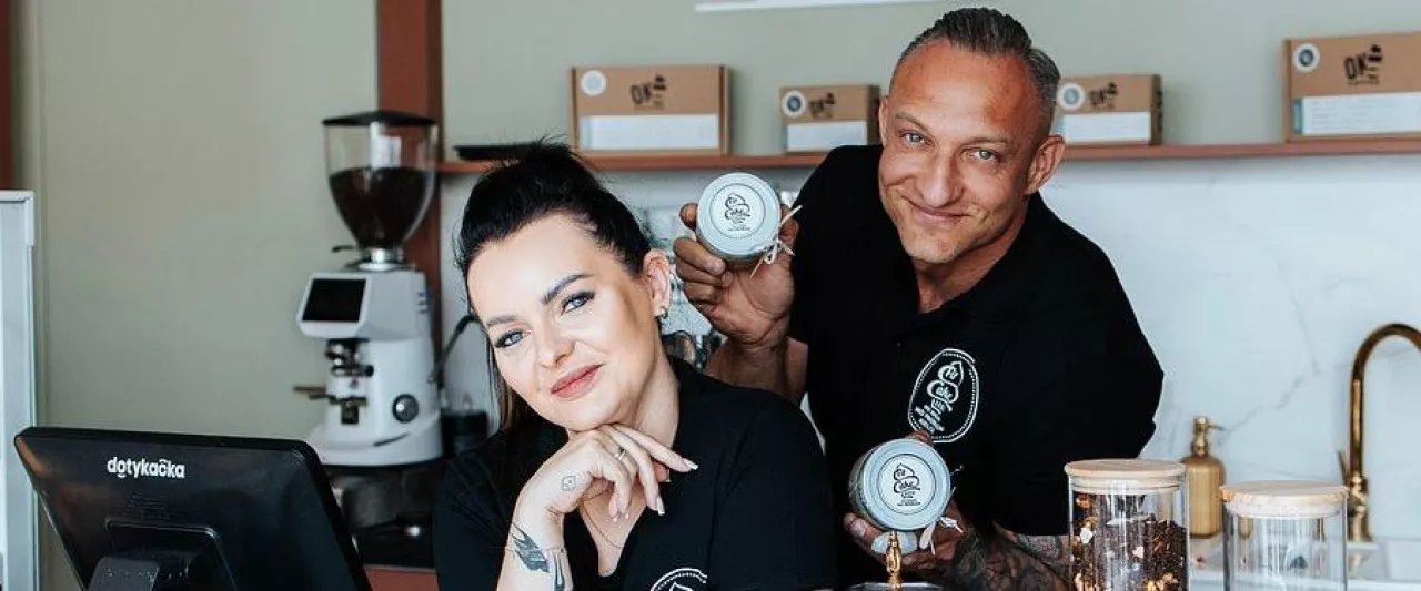 <p>Łukasz Mlazga wraz z żoną, franczyzobiorcy Fit Cake</p>