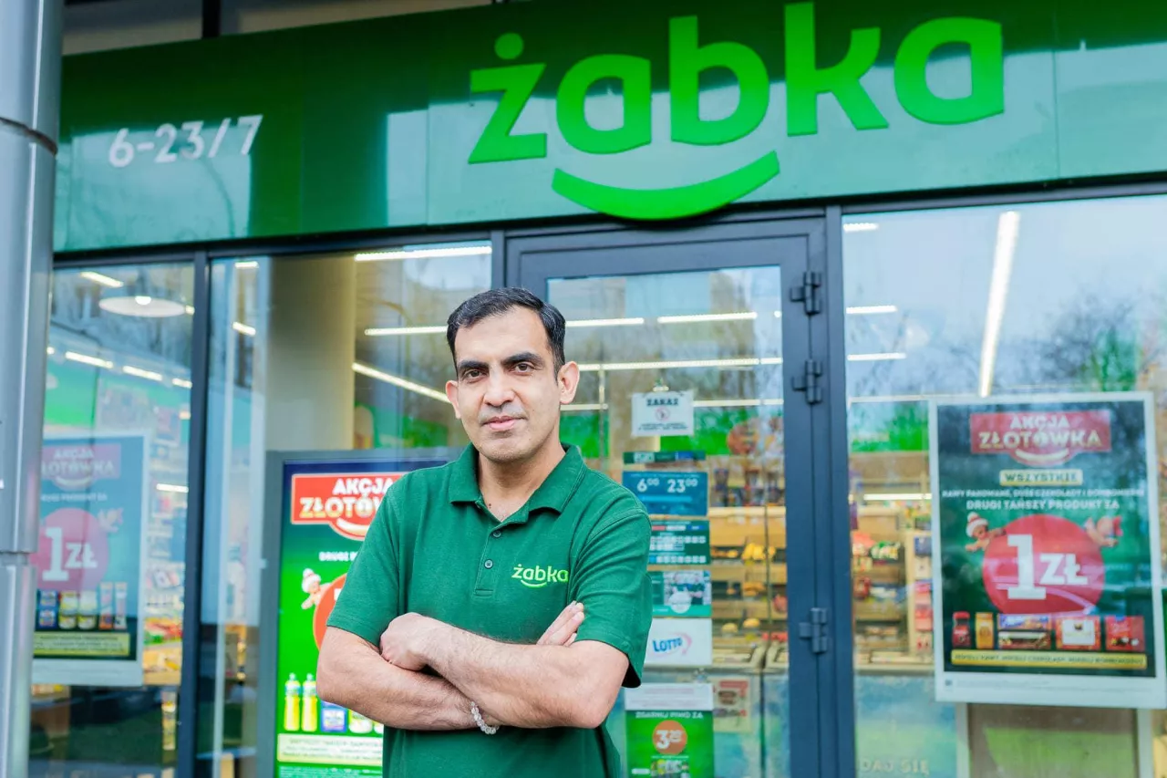 <p>Rajesh Kotwani, franczyzobiorca Żabki z Warszawy, który przyjechał do Polski z Indii</p>